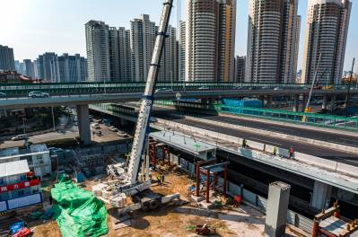 山東路-鞍山路東北象限連接匝道及地下停車場(chǎng)工程順利完成首跨鋼箱梁架設(shè)